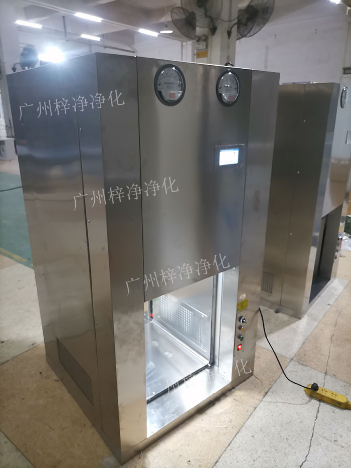 機器人機械臂傳遞窗是通過高精度的傳感器，實現機器人與傳遞窗的精準對接。